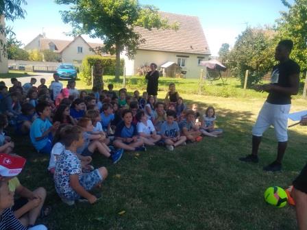 Romain Genevois échange avec les enfants du primaire sur son métier: footballeur professionnel