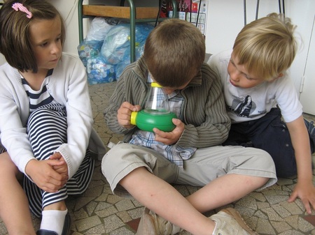 Avec nos loupes, nous avons joué aux "petits explorateurs" et avons pu voir les chenilles manger et se déplacer.