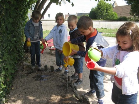 Un peu de terre a ensuite été remise sur les graines et nous avons terminé par l'arrosage. Ceci, pour le plus grand plaisir des enfants.