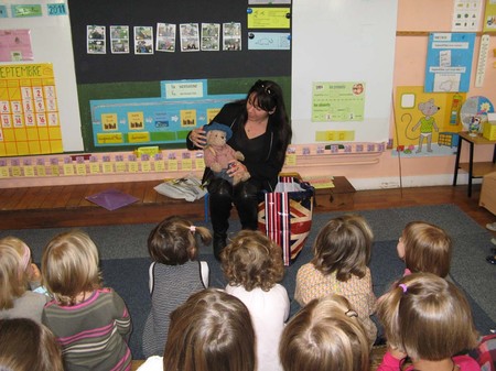 Aujourd'hui, nous avons eu notre premier cours d'anglais. Fanny est venue accompagnée de Honey le petit ours. Ce dernier sera la mascotte de notre année d'anglais. Nous avons beaucoup participé et Fanny  s'est rendue compte que nous avions fait de l'anglais l'année dernière. Prochain rendez-vous : lundi prochain.