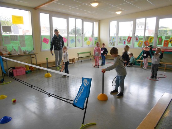 Initiation au tennis pour les Maternelles et les Primaires ! Initiation au tennis pour les Maternelles et les Primaires !