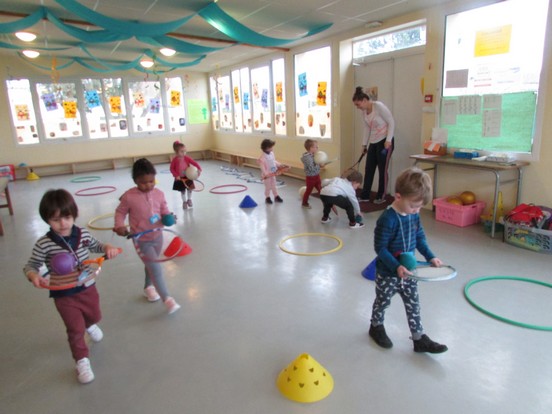 Initiation au tennis pour les Maternelles et les Primaires ! Initiation au tennis pour les Maternelles et les Primaires !