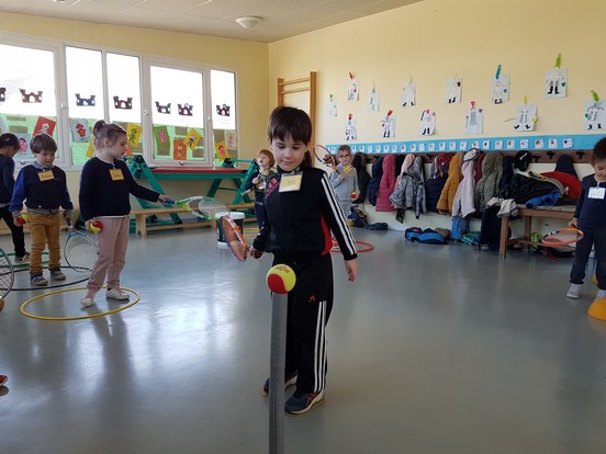 Initiation au tennis pour les Maternelles et les Primaires ! Initiation au tennis pour les Maternelles et les Primaires !