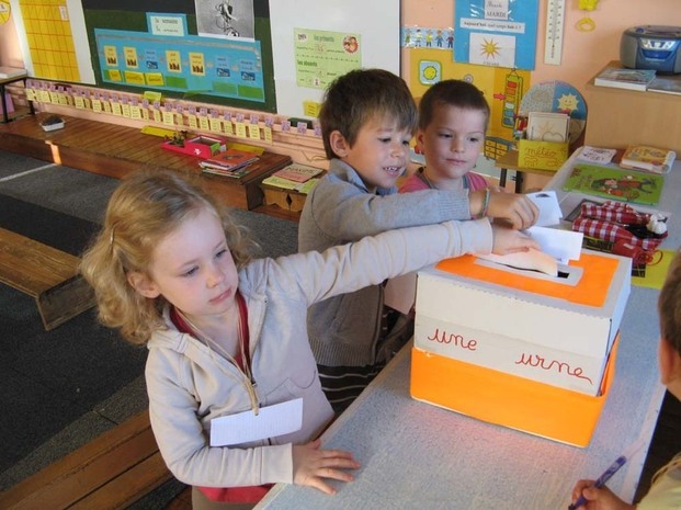 7enfants de grande section se sont portés candidats. Nous avons donc voté en déposant notre bulletin dans une urne. Puis, est venu le moment de dépouiller et...