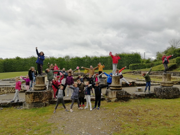 Les CE1/CE2 à Vieux-La-Romaine. Les CE1/CE2 à Vieux-La-Romaine.