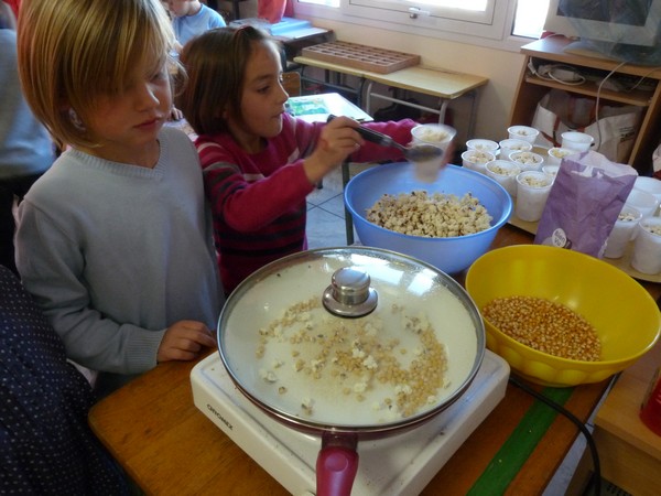 Nous avons fait des popcorns. Quel spectacle dans la poêle ! Nous avons fait des popcorns. Quel spectacle dans la poêle !