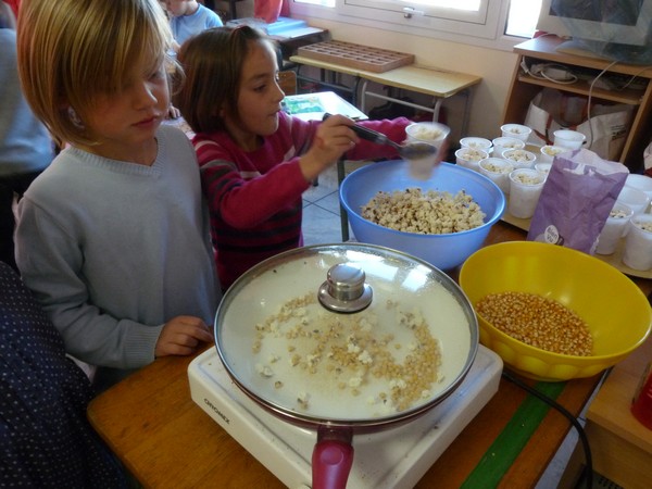 Nous avons fait des popcorns. Quel spectacle dans la poêle !