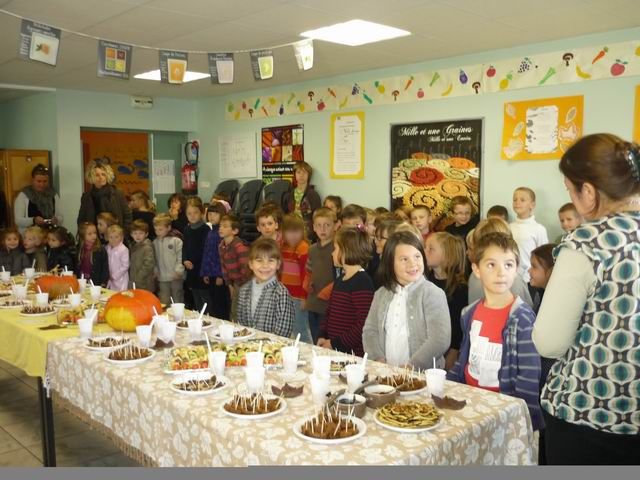 Avant la dégustation, nous avons présenté avec les CE1 nos réalisations à nos invités. Bon appétit ! Avant la dégustation, nous avons présenté avec les CE1 nos réalisations à nos invités. Bon appétit !
