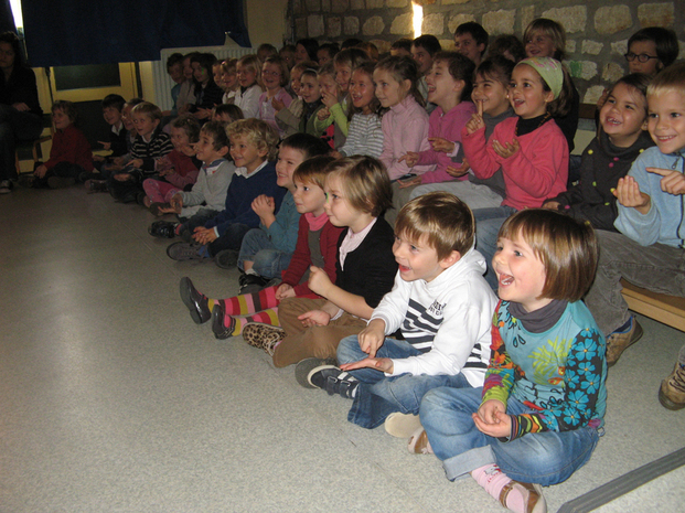 Ce matin, des TPS au CP, les enfants ont pu assister au spectacle de "L'arbre roux". Beau spectacle interactif, où les enfants ont pu rencontrer  différents animaux, un arbre en automne et un grand bûcheron...Demandez à vos enfants de vous raconter l'histoire...  Beaucoup d'émotion et de rire pour tous. Merci à l'APEL qui a financé ce spectacle.