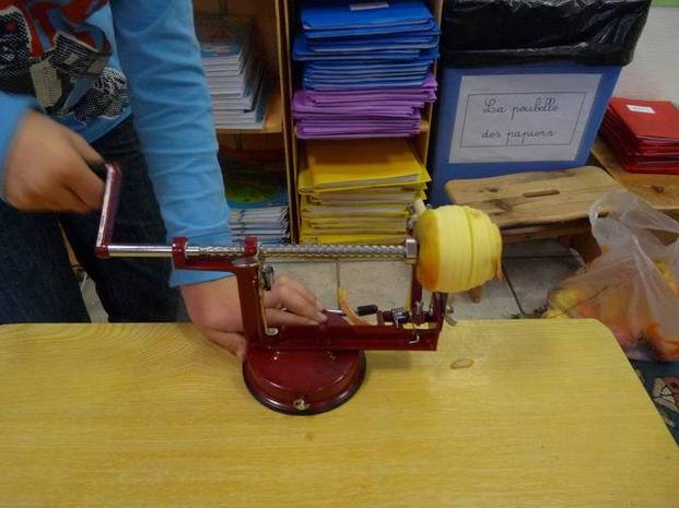 Nous avons pelé les pommes avec une drôle de machine très efficace. Nous avons pelé les pommes avec une drôle de machine très efficace.