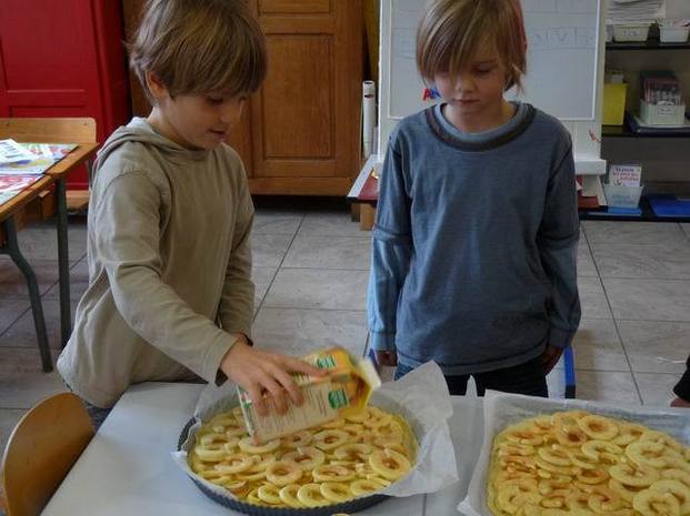 Alex et Lenny ont saupoudré du sucre sur les pommes.