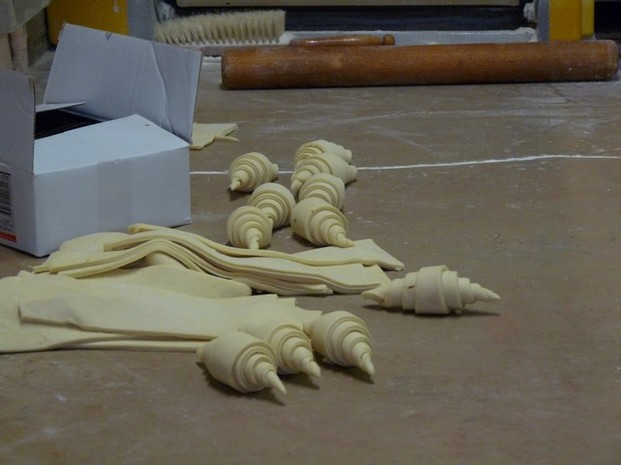 Les triangles sont roulés pour faire les croissants. Les triangles sont roulés pour faire les croissants.