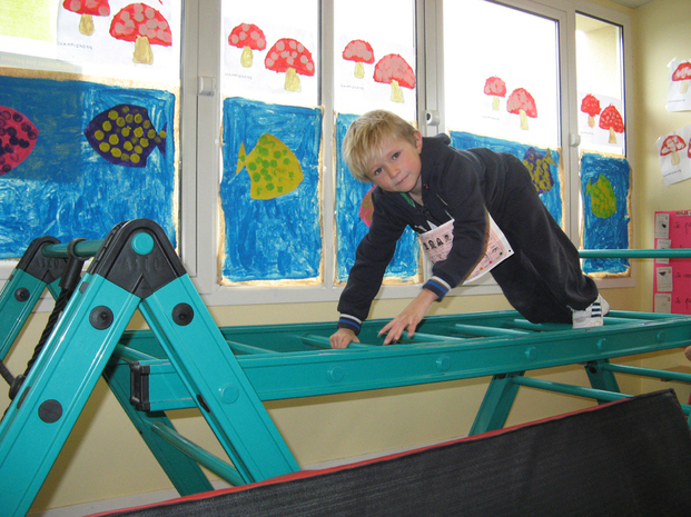 Jeudi 1er décembre, tous les enfants de la maternelle ont participé à la première édition des Sports'Mat. Par équipe, ils ont évolué sur 13 ateliers différents. Les actions sportives consistaient à rouler, sauter, s'équilibrer, grimper, lancer, etc... Chacun a fait de son mieux dans la bonne humeur !