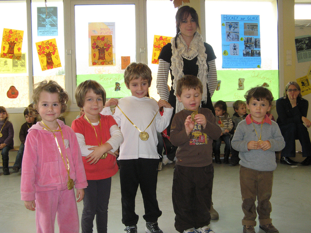 A la fin de la manifestation, tous les enfants on reçu une médaille pour les féliciter de leur prestation. Au second trimestre, nous ferons une 2nde édition des Sports'Mat. Merci aux parents qui ont aidé à l'encadrement.