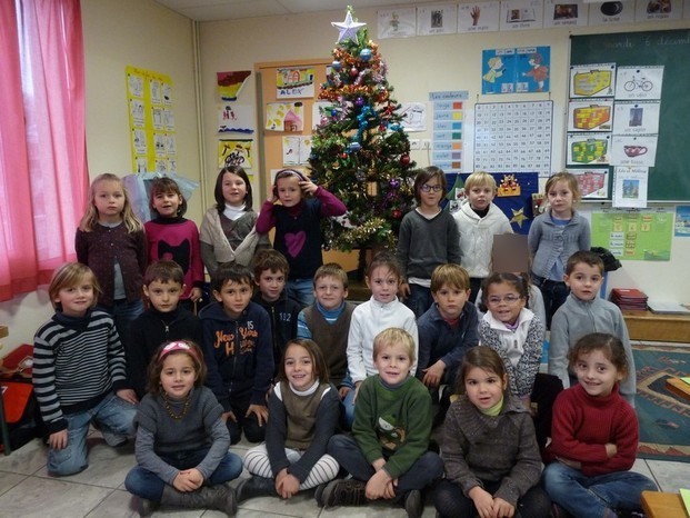 Neal nous a gentiment prêté un sapin pour notre classe que nous avons décoré nous-mêmes. Neal nous a gentiment prêté un sapin pour notre classe que nous avons décoré nous-mêmes.