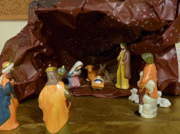 Agnès a préparé la crèche et nous a raconté l'histoire de Noël. Agnès a préparé la crèche et nous a raconté l'histoire de Noël.
