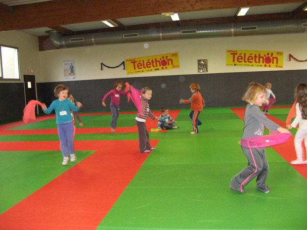 Aujourd'hui, nous avons participé à notre 1er cours de Gym avec Christelle au Dojo de Ouistreham. Nous avons réalisé des activités motrices variées de la gym au prémices de l'acrosport en passant par l'expression corporelle. Beaucoup d'énergie de la part des enfants qui ont "adoré". Le prochain rendez-vous avec Christelle aura lieu le mardi 17 Janvier.