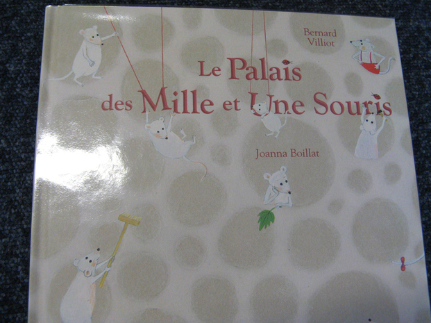 Vendredi, nous avions notre 1er rendez-vous de l'année 2012  à la bibliothèque. Martine nous a lu un livre de la sélection du concours "Livre en tête". Ce dernier avait pour titre "Le Palais des Mille et Une souris".