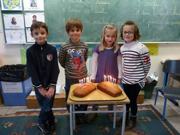 Charles-Antoine, Alex, Maëlle et Anne ont réalisé leur gâteau d'anniversaire en classe pour fêter leur 7 ans.