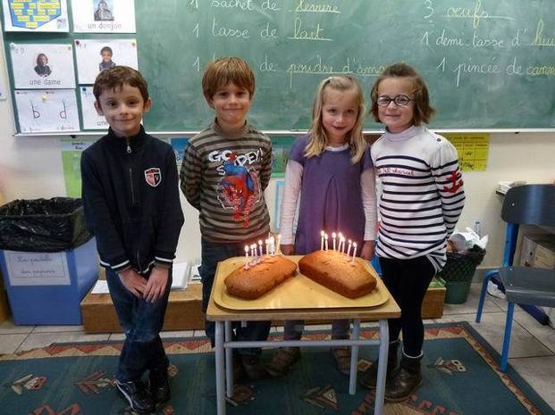 Charles-Antoine, Alex, Maëlle et Anne ont réalisé leur gâteau d'anniversaire en classe pour fêter leur 7 ans. Charles-Antoine, Alex, Maëlle et Anne ont réalisé leur gâteau d'anniversaire en classe pour fêter leur 7 ans.