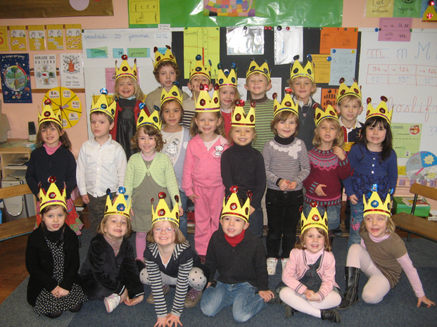 Vendredi, les enfants de la maternelle se sont réunis pour partager la galette. Miam, Miam...Tous les enfants coiffés de leur belle couronne étaient par avance Reines et Rois. Mais, quelqu'uns ont eu le privilège d'être "double Reine" ou "double Roi" en ayant la fève dans leur part. Un très bon moment passé ensemble.