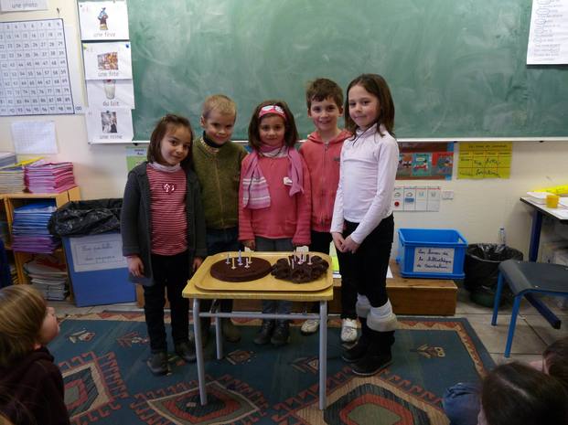 Un très joyeux anniversaire à Lyla, Evan, Emma et Meven pour leur 6 ans, et à Maïwenn pour ses 7 ans . Ils ont réalisé en classe pour cette occasion deux délicieux gâteaux au chocolat.