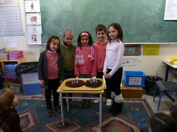 Un très joyeux anniversaire à Lyla, Evan, Emma et Meven pour leur 6 ans, et à Maïwenn pour ses 7 ans . Ils ont réalisé en classe pour cette occasion deux délicieux gâteaux au chocolat. Un très joyeux anniversaire à Lyla, Evan, Emma et Meven pour leur 6 ans, et à Maïwenn pour ses 7 ans . Ils ont réalisé en classe pour cette occasion deux délicieux gâteaux au chocolat.