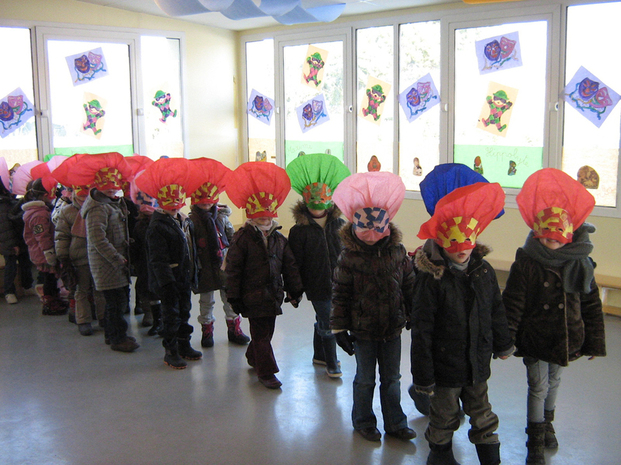 Avant les vacances, les enfants de maternelle sont allés défiler sur la cour des "grands" pour montrer leurs jolis masques !