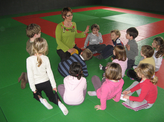 Cet après-midi, nous avons retrouvé Christelle pour une leçon de GYM.  Nous étions  impatients  et un peu excités  de retourner dans la salle du judo.  Nous aurons le plaisir d'évoluer une troisième fois dans cette salle avec Christelle au cours du mois de mai. Merci aux parents accompagnateurs.