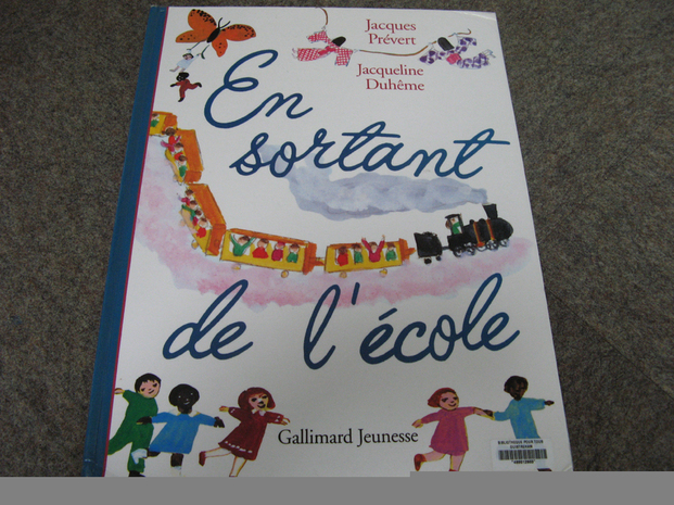 Bernadette, de la bibliothèque, nous a aussi lu le livre "En sortant de l'école" . Un très beau livre en grand format !