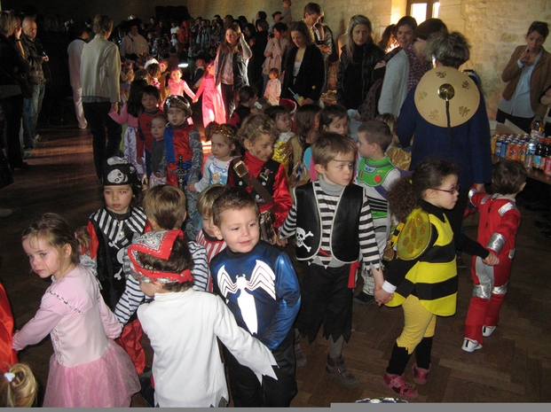 Petits et grands sont venus fêter le carnaval. De très jolis costumes pour cette édition 2012 et de très nombreux parents venus les admirer !