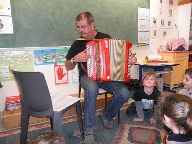 Un accordéoniste dans la classe
