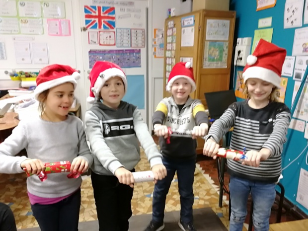 Pull your crackers!! Pull your crackers!!