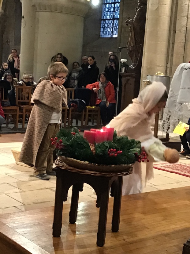 Les temps forts de Noël vus par les CM1/CM2 : la célébration et sa crèche vivante, le repas de Noël, la séance de cinéma.