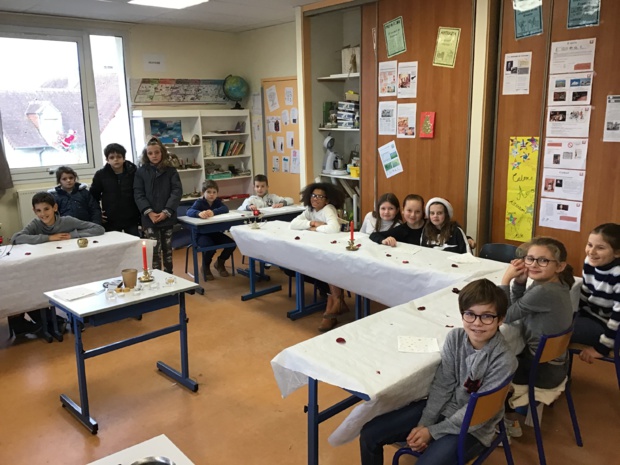 Les temps forts de Noël vus par les CM1/CM2 : la célébration et sa crèche vivante, le repas de Noël, la séance de cinéma. Les temps forts de Noël vus par les CM1/CM2 : la célébration et sa crèche vivante, le repas de Noël, la séance de cinéma.