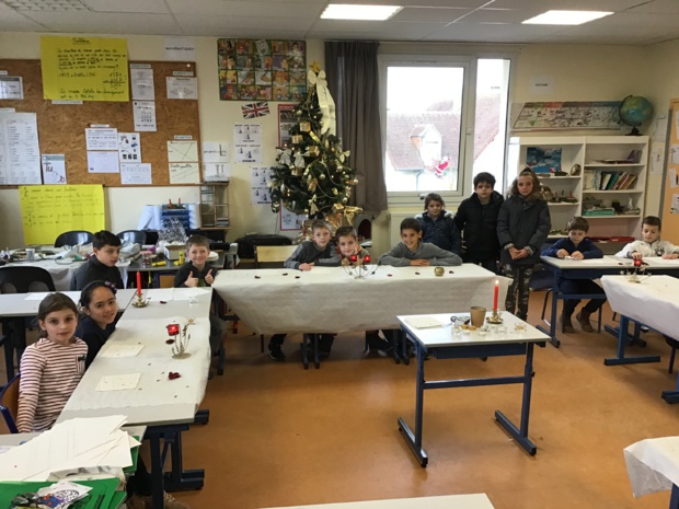 Les temps forts de Noël vus par les CM1/CM2 : la célébration et sa crèche vivante, le repas de Noël, la séance de cinéma. Les temps forts de Noël vus par les CM1/CM2 : la célébration et sa crèche vivante, le repas de Noël, la séance de cinéma.