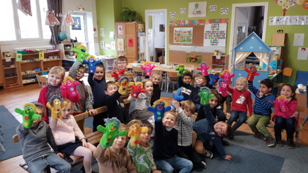 Les MS-GS jouent avec des marionnettes Les MS-GS jouent avec des marionnettes