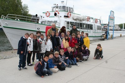 La classe de CE1/CE2 navigue sur le canal La classe de CE1/CE2 navigue sur le canal