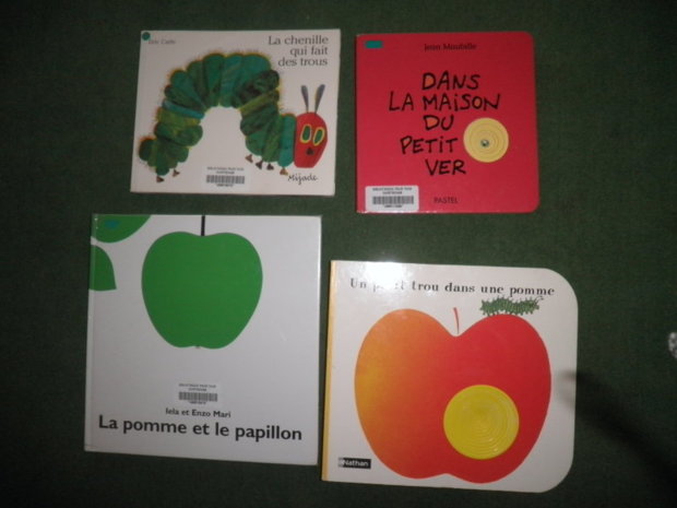 Nous écoutons des histoires. Nous écoutons des histoires.
