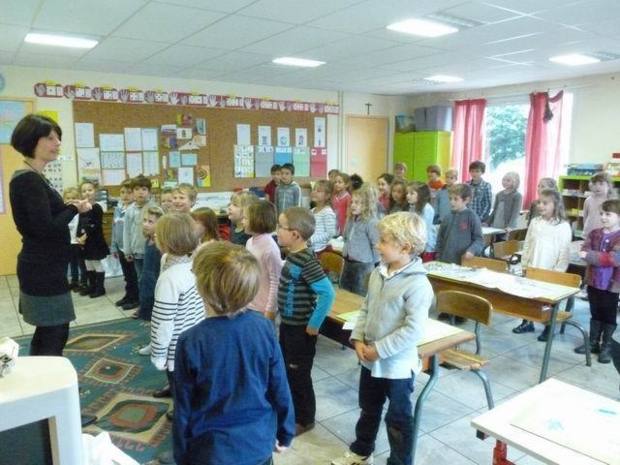 Chaque mardi en fin de matinée, les élèves de Mme Menant nous rejoignent dans notre classe pour chanter. Après quelques exercices vocaux et d'articulation, nous apprenons des chants variés en lien avec le thème du moment . Chaque mardi en fin de matinée, les élèves de Mme Menant nous rejoignent dans notre classe pour chanter. Après quelques exercices vocaux et d'articulation, nous apprenons des chants variés en lien avec le thème du moment .