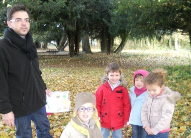 La classe de Petite et Moyenne Section dans les bois La classe de Petite et Moyenne Section dans les bois