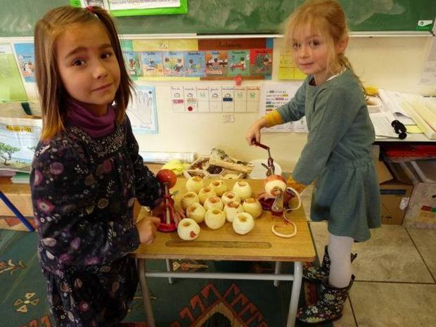 Nous avons utilisé une drôle de machine pour éplucher les pommes. Zoé et Capucine, c'est parti ! Nous avons utilisé une drôle de machine pour éplucher les pommes. Zoé et Capucine, c'est parti !