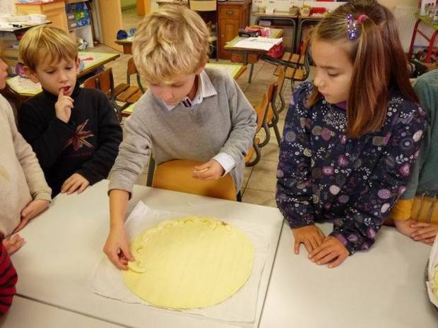César s'applique pour étaler les pommes sur la pâte. César s'applique pour étaler les pommes sur la pâte.