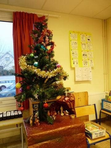 Nous avons commencé par décorer le sapin de la classe. Nous avons commencé par décorer le sapin de la classe.