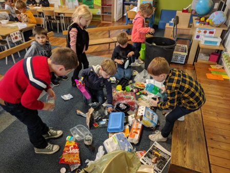 Les maternelles se préparent pour "Nettoyer la nature"! Les maternelles se préparent pour "Nettoyer la nature"!