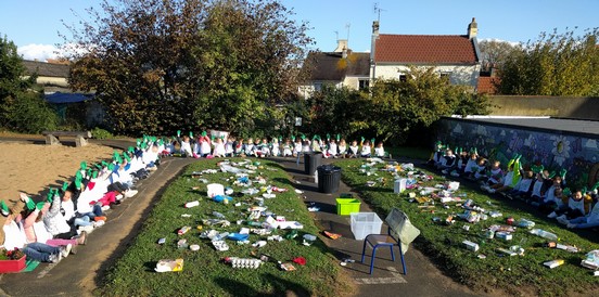 Les Maternelles participent à "Nettoyons la Nature"