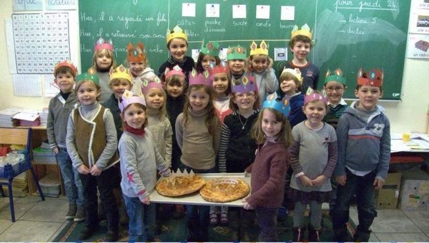 Coiffés de nos jolies couronnes, nous sommes allés dans la classe des MS/GS. Coiffés de nos jolies couronnes, nous sommes allés dans la classe des MS/GS.