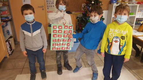 Les CP se préparent pour Noël Les CP se préparent pour Noël