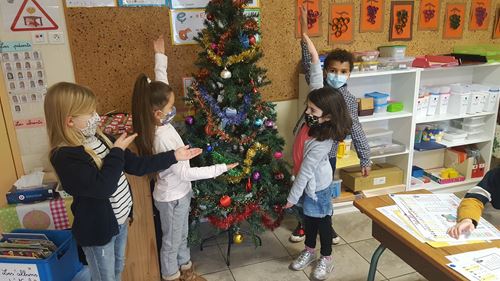 Les CP se préparent pour Noël Les CP se préparent pour Noël