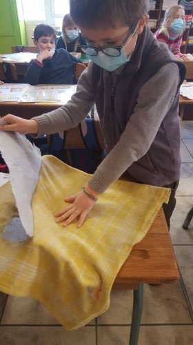 Une fois bien sec, on décolle la feuille de papier du tissu. Une fois bien sec, on décolle la feuille de papier du tissu.